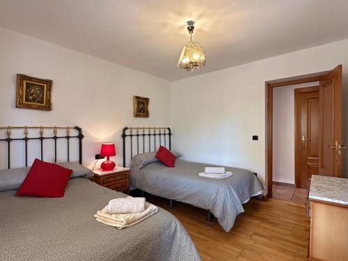 a bedroom with two beds and a table with a lamp at Villa Mila in Tera