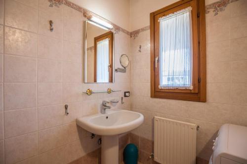 a bathroom with a sink and a mirror at Apt Gardasee Lazise Colá in Colà di Lazise