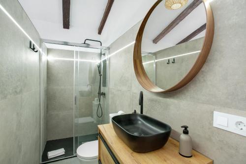 a bathroom with a black sink and a mirror at Casa Celestina in Temisas