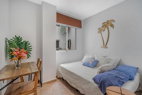 a small room with a bed and a table and a table sidx sidx at Estudio Rebe in Tazacorte