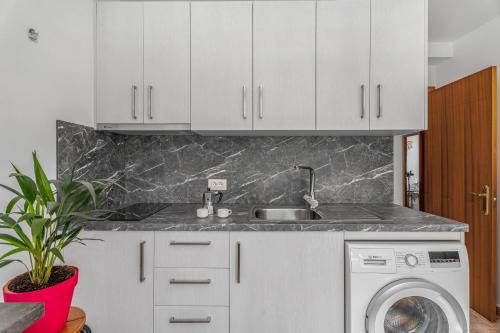 a kitchen with a sink and a washing machine at Estudio Rebe in Tazacorte
