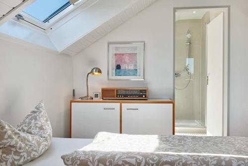 a bedroom with a bed and a window at Ferienwohnungen Riedel in Immenstaad am Bodensee