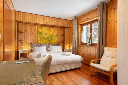 a bedroom with a bed and a table and a chair at La Maisonnette in Valtournenche