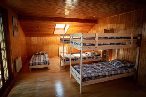 a room with three bunk beds in a cabin at Chalet Bellevue Vue exceptionnelle in Basse-sur-le-Rupt