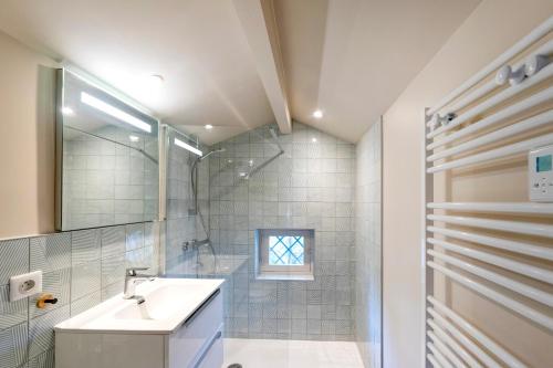 a bathroom with a sink and a shower at Villa proche du lac d'Hossegor in Soorts-Hossegor