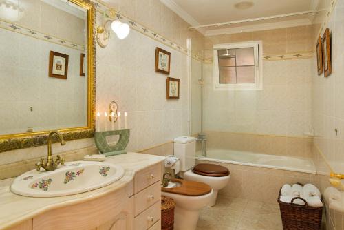 a bathroom with a sink and a toilet and a tub at Holiday Home Hemi in Valsequillo