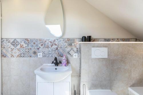 a bathroom with a sink and a mirror at Uhse Wohlfühloase in Heide