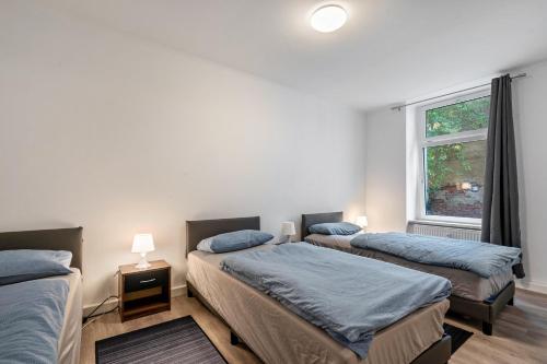 a bedroom with two beds and a window at Ferienwohnung Am Theaterplatz in Gera