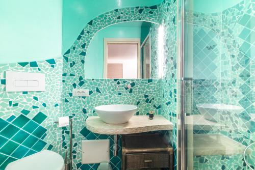 a blue bathroom with a sink and a mirror at Mavi Piano Terra in Palau