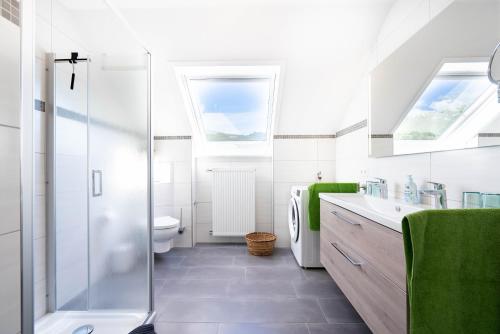 a bathroom with a shower and a toilet at Ferienwohnung Weitblick in Durbach