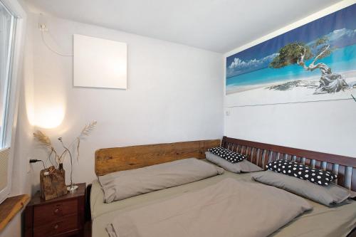 a bedroom with a bed and a painting on the wall at Ferienhaus Ton Sünhus in Groß Labenz