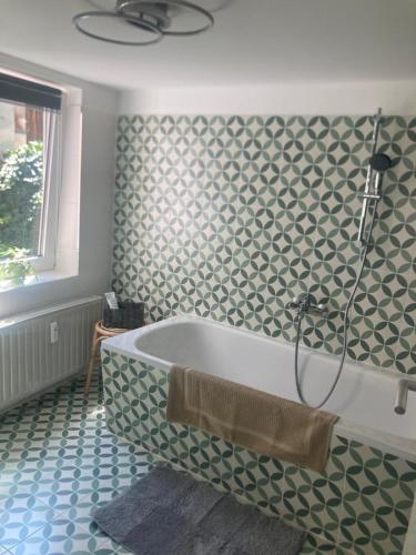 a bathroom with a bath tub in a room at Charmante Ferienwohnung im Gässchen in Rudolstadt
