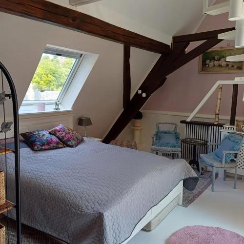 a bedroom with a bed and a window at Auszeit Rheingauer Rosengarten in Geisenheim