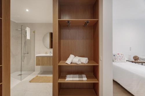 a bathroom with a shower and a bed with towels at Villa Spinnaker Playa in Puerto de Santiago