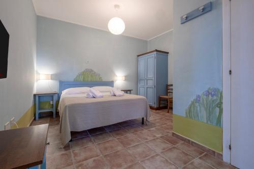 a bedroom with a bed in a room at Rosaspina - Appartamento 7 in Capalbio