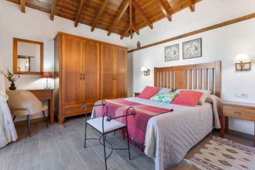 a bedroom with a bed and a desk and a table at Volcán 16 in Tanque