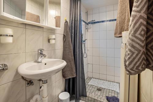 a bathroom with a sink and a shower at Ferienwohnung Carstens in Itzehoe