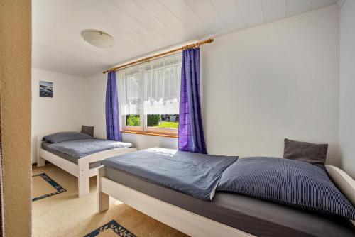 a bedroom with two beds and a window at Ferienwohnung Carstens in Itzehoe