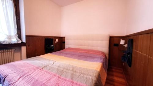 a bedroom with a bed in a room at Antelao Relax a Vinigo in Vinigo
