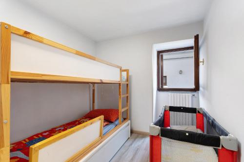 two bunk beds in a room with a window at Casa Vacanza Malva in Baveno