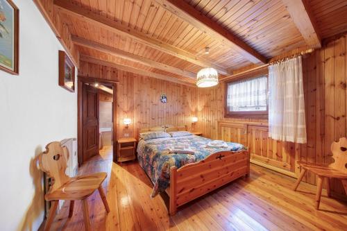 a bedroom with a bed and a wooden ceiling at Villa Maria Auronzo in Auronzo di Cadore