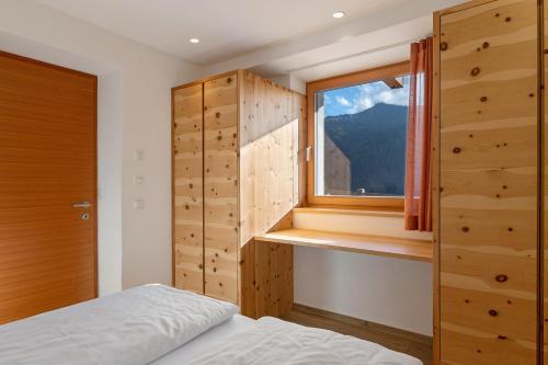 a bedroom with a bed and a window at Villa Solinda App Vivaldi in Selva