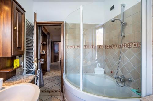a bathroom with a tub and a sink at Casa Daniela in Druogno
