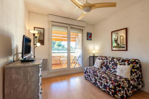 a living room with a couch and a television at Studio Sanary in Sanary-sur-Mer