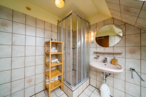 a bathroom with a shower and a sink at Olde Toornblick in Borkum