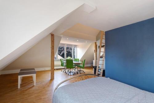 a room with a bed and a blue wall at Ferienwohnung Skyline Suite in Bayreuth