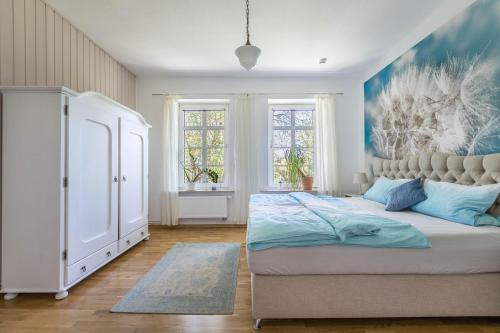 a bedroom with a bed and a painting on the wall at Haevn-Erholung, Fewo Sodalith in Reußenköge