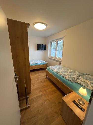 ein kleines Zimmer mit einem Bett und einem Fenster in der Unterkunft Seeblick in Versmold