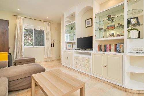 Poolside Apartment Nerja