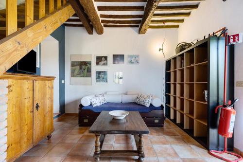 a living room with a bed and a table at La Ripa - Appartamento I Nidi in San Gimignano