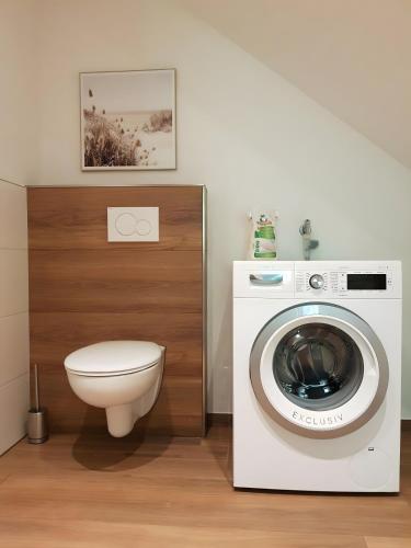 a bathroom with a washing machine and a toilet at Urlaub Auf Der Aspen Ranch in Salem