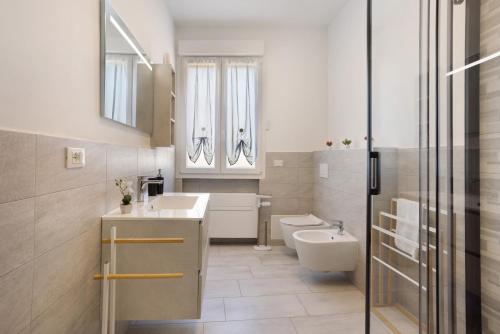 a bathroom with a sink and a toilet at Suite Ponte Vecchio in Pavia