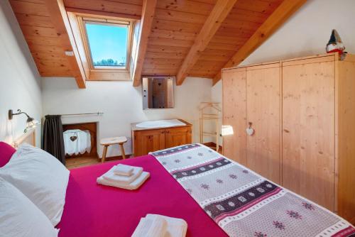 a bedroom with a bed with a pink table at Dimora La Rocca in Daiano