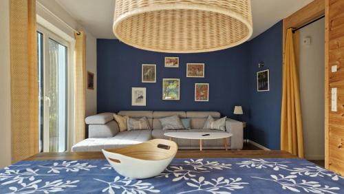 a living room with a couch and a table at Urlaub Auf Der Aspen Ranch in Salem