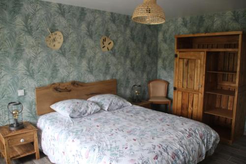 Llit o llits en una habitació de Gîte le Corbeau