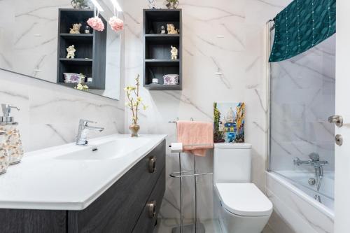 a bathroom with a sink and a toilet and a tub at Apartamento Novasol in Fuengirola