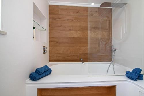 a bathroom with a tub and a shower at Casa do Marquês in Vila Real de Santo António