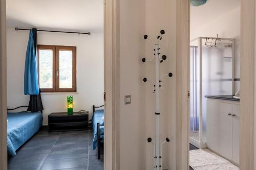 a room with a bed and a bathroom at Casa I Ginepri in Cardedu