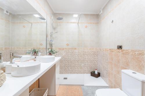 a bathroom with two sinks and a shower at Apartamento San Juan 18 in Nerja
