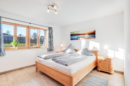 a bedroom with a bed and a window at Ferienwohnung Bergblick in Bad Heilbrunn