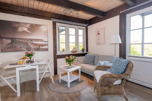 a living room with a couch and a table at Ferienwohnung Strandgut in Pellworm