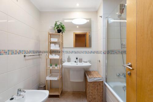 a bathroom with a sink and a toilet and a tub at Ático Beach Sotavento in La Tejita