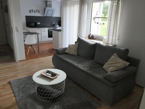a living room with a couch and a table at Ferienwohnung Schneckenhaus in Ofterdingen