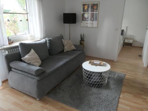 a living room with a couch and a table at Ferienwohnung Schneckenhaus in Ofterdingen