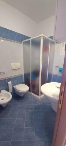 a bathroom with two sinks and two toilets in it at Villetta Nicola in Salve