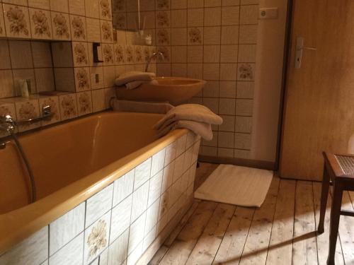a bathroom with a tub and a sink at Ferienwohnung Beletage mit Terrasse in Neuwied